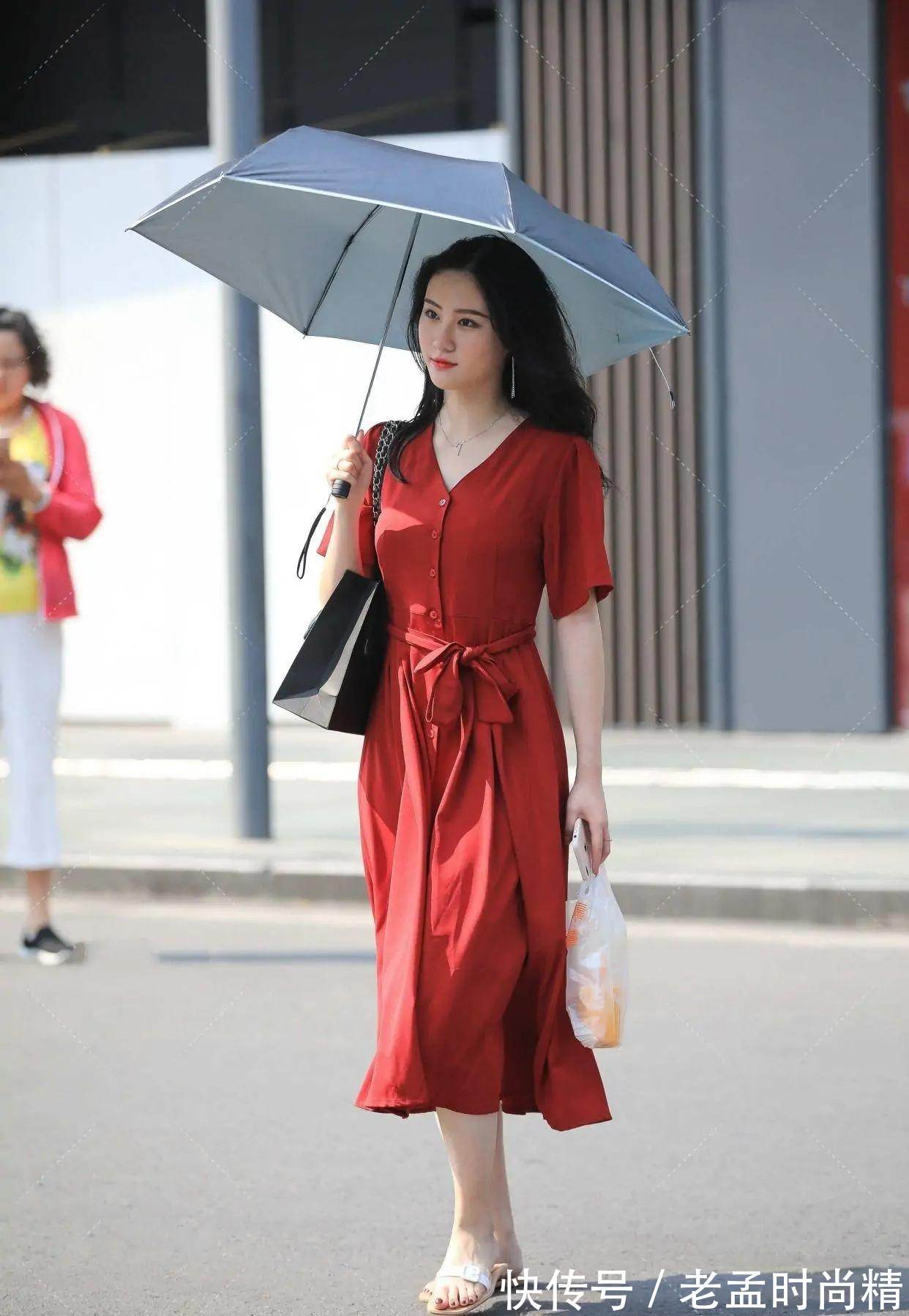 红色|红色连衣裙穿出浪漫柔美的感觉, 皮肤白皙的女孩穿上很好看