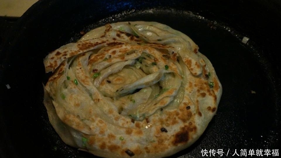 不用|自制的手抓饼层次多,外焦里嫩、葱香浓郁,一人一张不用炒菜了!