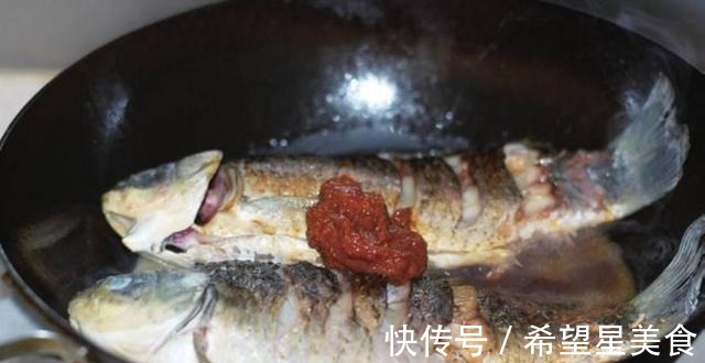 鲫鱼|爱吃鱼的有福啦！加入这个东西，包你做出来的鱼鲜香入味又下饭！