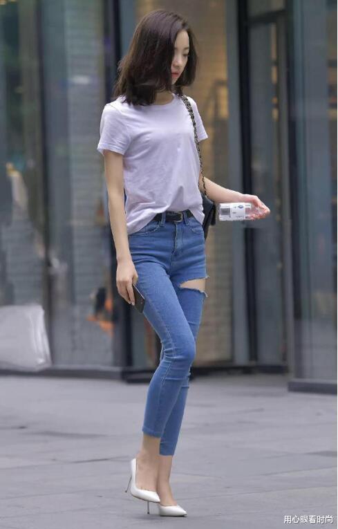 破洞牛仔裤搭配白色T恤,简约风格让你的气质迷人