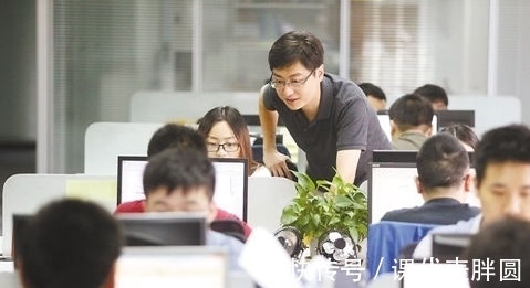 日常工作|没钱没人脉,还想自己开公司?任正非:搞定3件事,比借钱管用