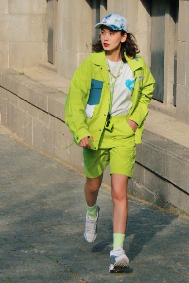 紧身衣|今年流行穿“大一号”,遮肉显瘦又显气质,微胖女生也能轻松驾驭