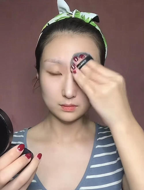 笑容|小姐姐仿妆“蒙娜丽莎”,开始这可是高难度,最后笑容都一样