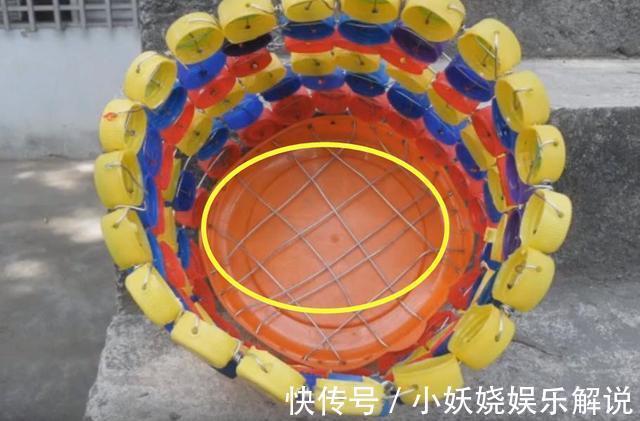 院子刚打完水泥，把攒了2麻袋的瓶盖一个一个嵌入地面，漂亮防滑