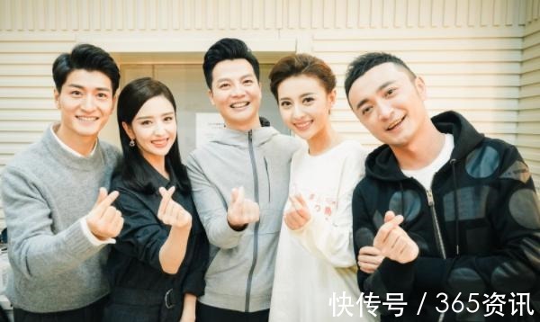 春晚|張舒越簽約央視后重返母校，搭檔張紹剛、王冠主持畢業(yè)典禮