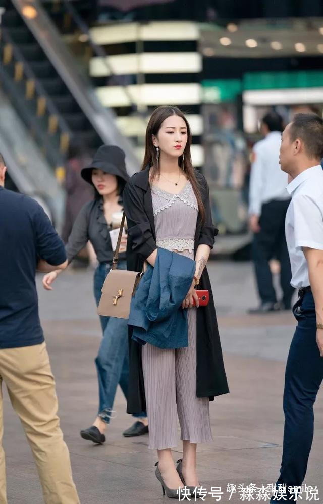 搭配|美女搭配上一双银色的高跟鞋,带着高贵,气质显得更加的优雅