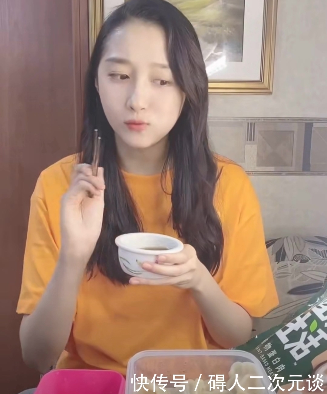 矛头 关晓彤自证没有假吃,网友却把矛头指向推广人造肉,评论区炸锅