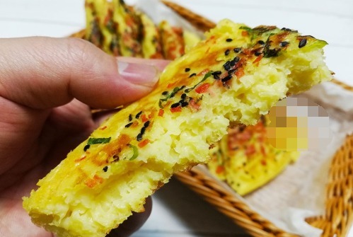 玉米面独特做法,开水一烫,手不沾面,加2个鸡蛋,营养又健康