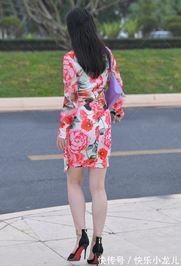 时尚 长袖碎花裙，穿出了时尚辣妈优雅清新的美，时尚好看又显可爱