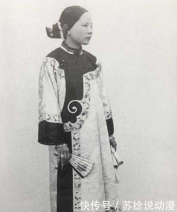 老照片|老照片：图5烟瘾发作的八旗女子，图6八旗贵妇玩行为艺术