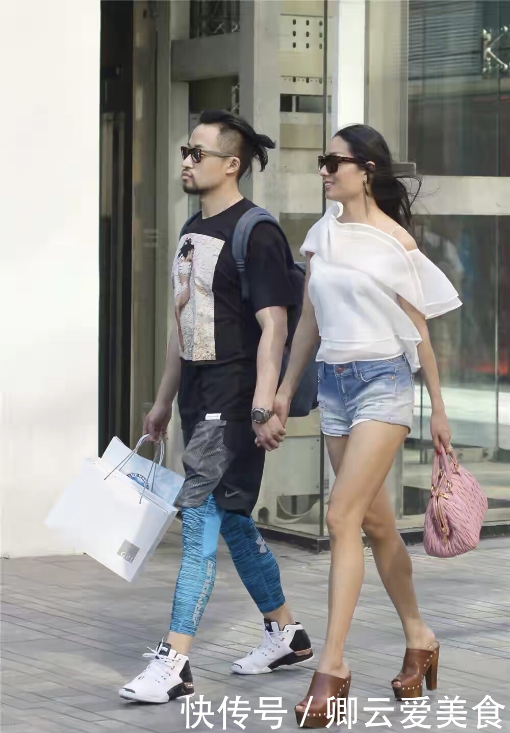 修身牛仔短裤,搭配12厘米的粗跟凉拖,身材就一样了