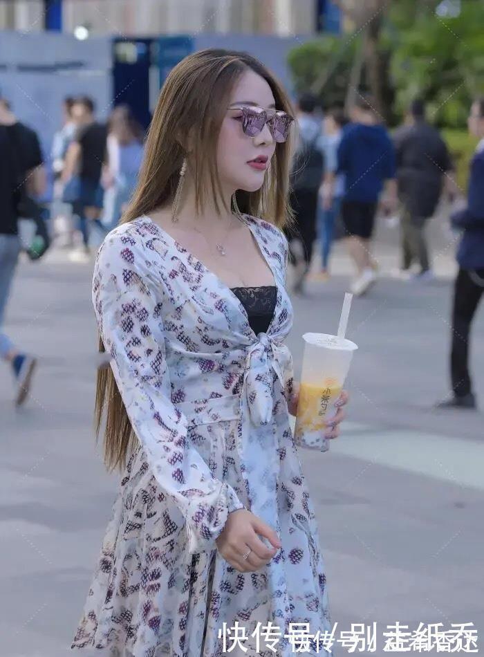 落花 梦笑开娇靥,眼鬟压落花,轻纱连衣裙配银色高跟的时尚优雅穿搭