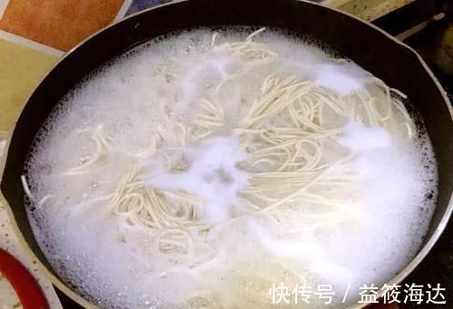白醋|煮面条，你还在开水下锅？教你3个小妙招，面条好吃有筋道不粘锅
