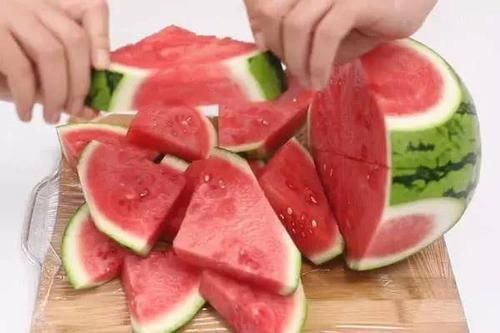 家里来客人了，西瓜学会这样切，吃完不脏手不流汁，人人都夸聪明