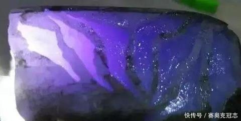 几十万买的石头,切开后水润欲滴,原石就已经美成这样了