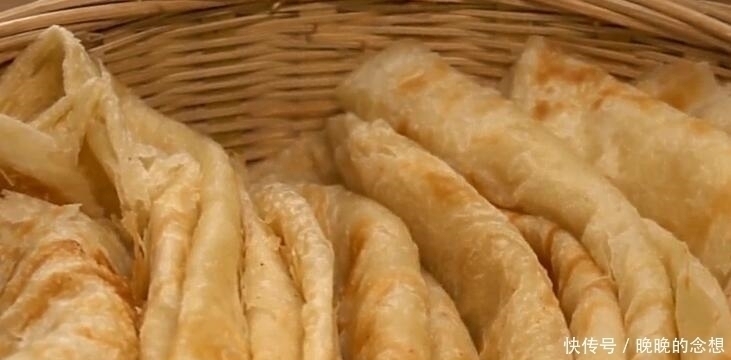 烙饼时,直接烙是大错特错的,少了这一步,难怪饼不筋道还很硬