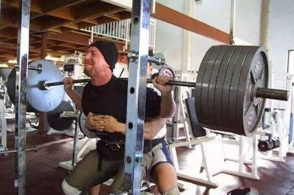 动作|5个血淋淋的案例告诉你,错误的健身动作会造成多大的伤害