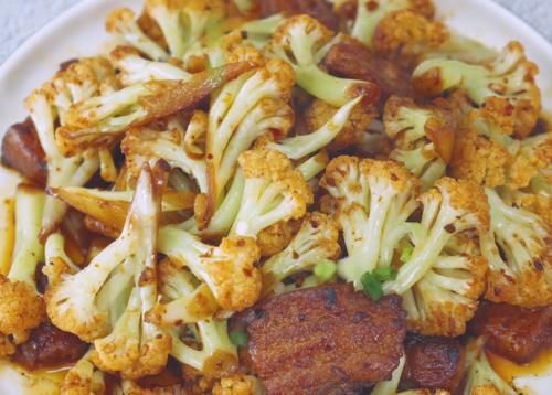 肉香|干锅花菜这样做太好吃,搭配五花肉一起炒,肉香扑鼻,营养解馋