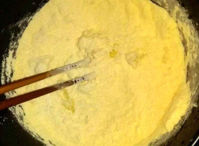 一碗玉米面，开水一烫一搅拌，孩子一次吃十个，天天嚷着做！