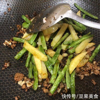 学会这样做干煸土豆豆角秒变大厨