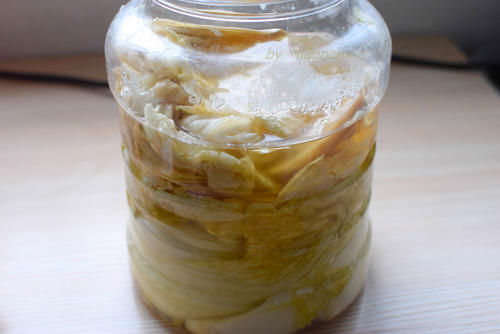 东北酸白菜的腌制方法和酸菜排骨汤的详细做法