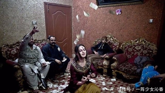 变性人 这些男人晚上变身女性到夜场当舞者,土豪寻开心撒钱打赏