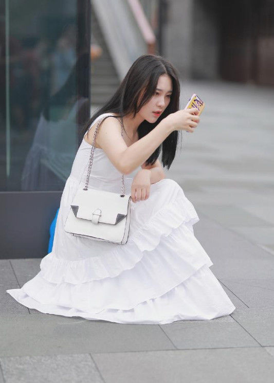 街拍:气质美女玫红色吊带连衣裙,唯美时尚,尽显女人味