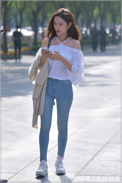 紧身|街拍美女:白色露肩上衣搭配牛仔裤,简单清纯,舒适透气