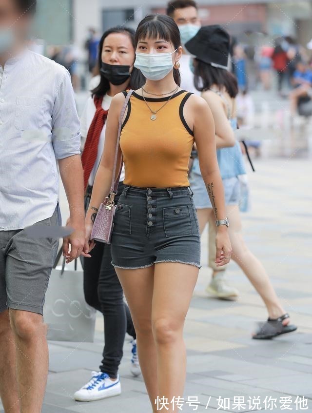 姜黄色 姜黄色上衣搭配淡紫色方包,性感成熟,知性大气!