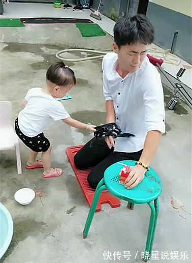 搓衣板|让爸爸单独带女儿，妈妈不放心提前回家，开门后就忍不住飞起一脚