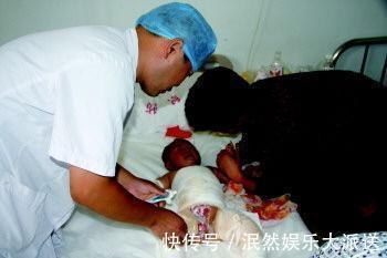 懂事|8岁哥哥独自给弟弟洗澡,在妈妈发现不对时,已经来不及了