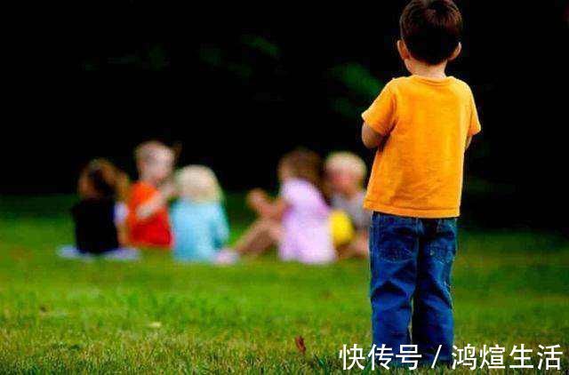 幼儿园|4岁男孩在幼儿园沉默孤僻,看起来自闭严重,孩子反而自得其乐