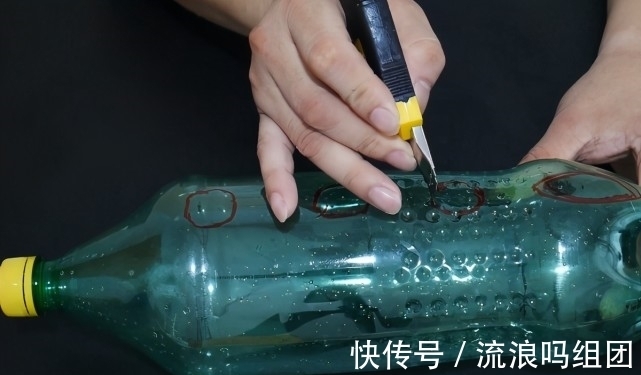 大号塑料瓶不要扔，中间切4个圆圈，放在卫生间，全家人都抢着用