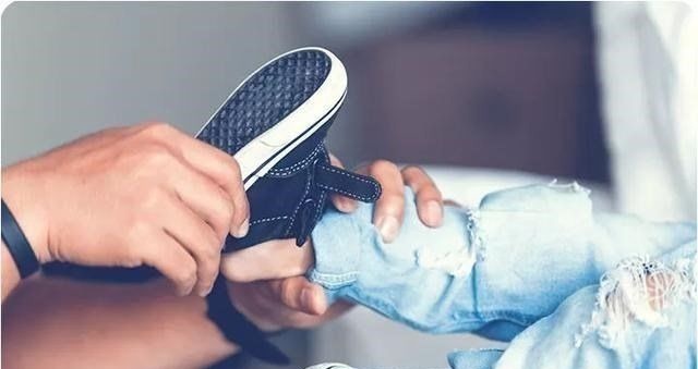 差别|“穿鞋早”和“总光脚”的孩子,长大后差别大,父母要注意别犯错