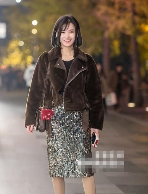性感|女明星搭配紧身牛仔裤，这身搭配太棒了，性感身材太迷人