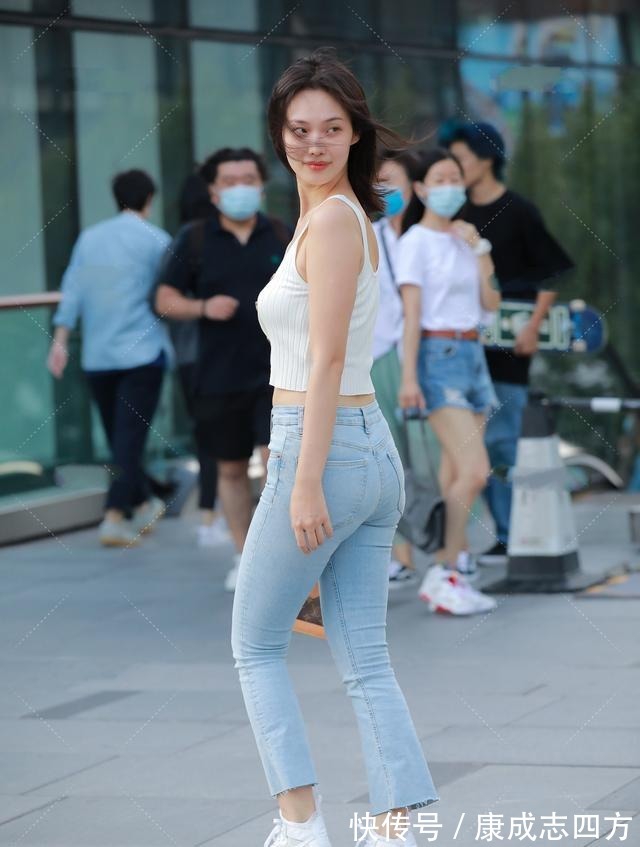 小姐姐|针织背心搭配九分喇叭裤,明艳大气,又不失小清新的穿搭