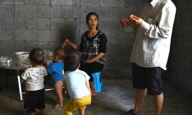 村里人|90后夫妻躲进深山,不懂避孕不愿结扎,12年生10娃,30岁妈妈像40岁