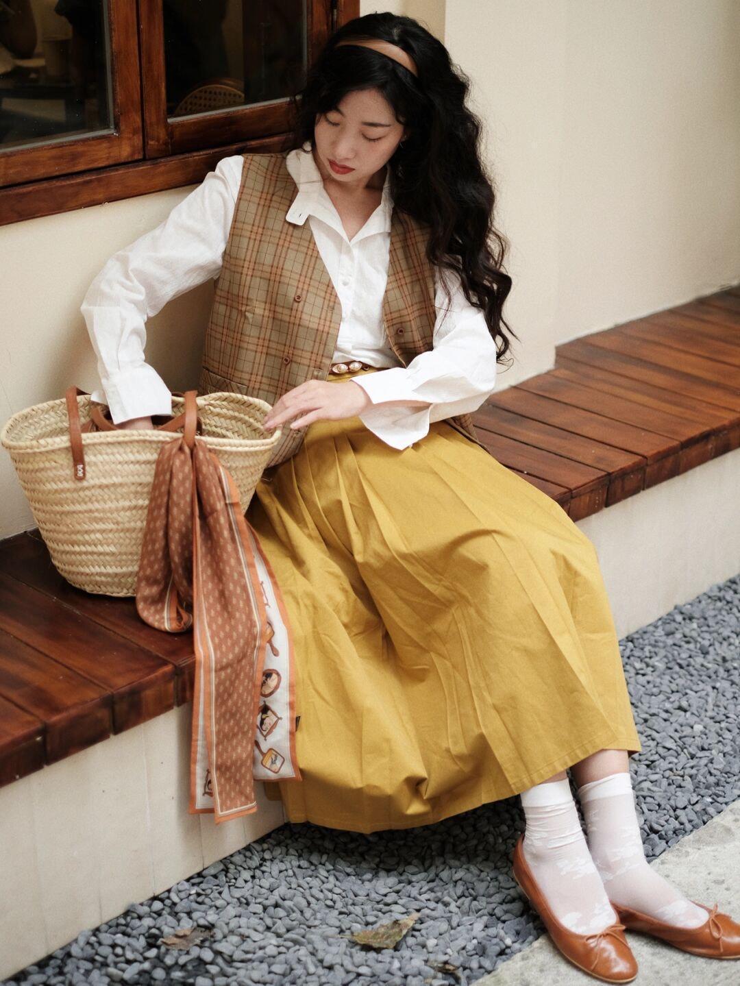 搭配 秋冬,复古风穿搭怎么搭?格子马甲+黄色半身裙,复古又时髦