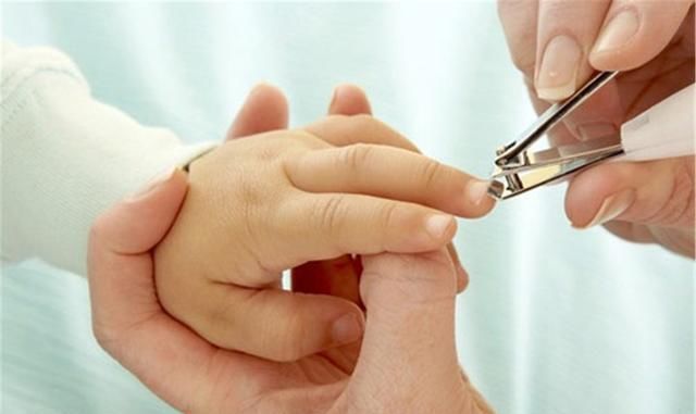 宝宝|为防宝宝抓伤脸、吮手指，给宝宝戴上手套可不值得，危害很大