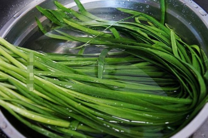冲洗|洗韭菜,只用水冲等于没洗!教你1招,洗去农残,鲜嫩美味又干净