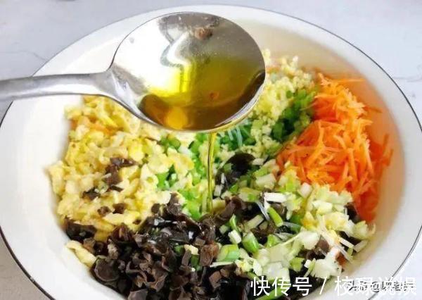 黑木耳|酥脆焦黄的黄金元宝馅饼，美味的早餐美食，一碗胡辣汤，人间美味