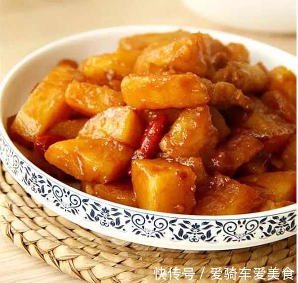  女儿和婆婆争做年夜饭，厨艺大比拼见分晓，女儿胜出就靠这四个红烧菜