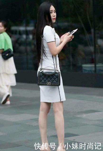 从容|街拍知性大雅的美女,白色紧身裙,美丽又从容