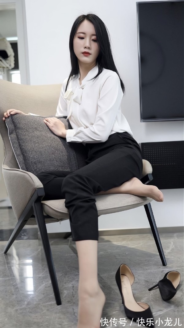 紧身裤 白色衬衫搭配黑色紧身裤职业装突显优雅气质,好美哦