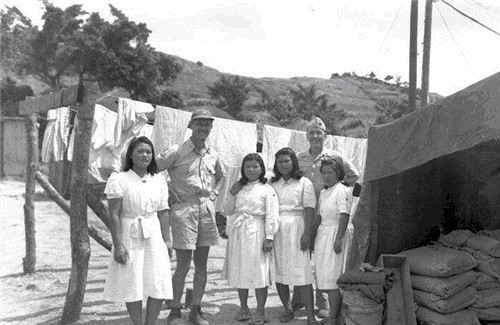 1950年琉球旧照：商店招牌都是中文，美军面露凶光，女护士很漂亮