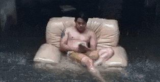 |搞笑GIF:霸气了我的姐 这辈子见过最拉风的走路姿势