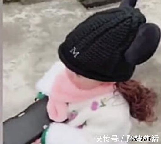 宝宝|听爸爸说带她去超市,宝宝慌忙拿了妈妈的钱包就走,不愧是小情人