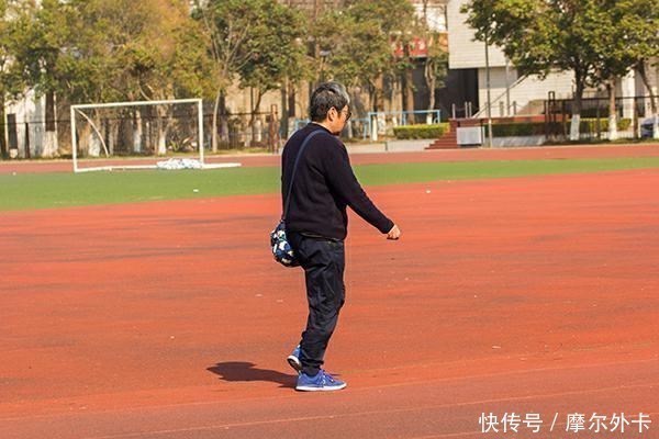 俯卧撑|男性做俯卧撑，如果一口气能达到此数，说明身体素质不错