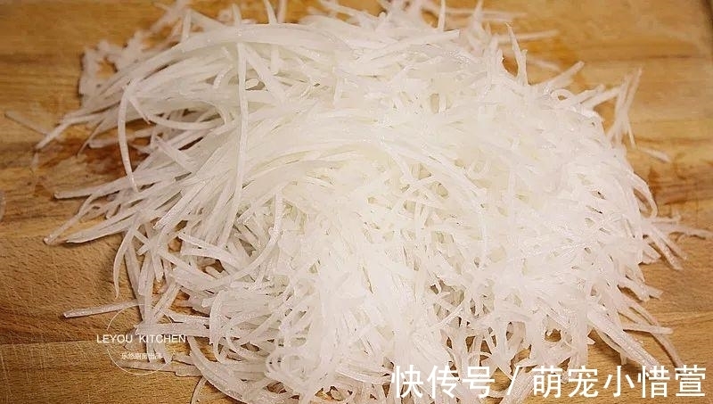 秋冬|秋冬适合多吃萝卜，和鸡蛋一起炖成汤，花不了5块钱，又鲜又好喝