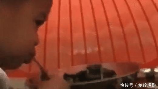 宝爸|宝宝掩耳盗铃式偷吃火了！被抓包时还投入的吃着，网友：家贼难防